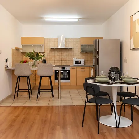 2 Bedroom Flat In Center * 尼科西亚