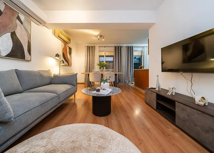 2 Bedroom Flat In Center *