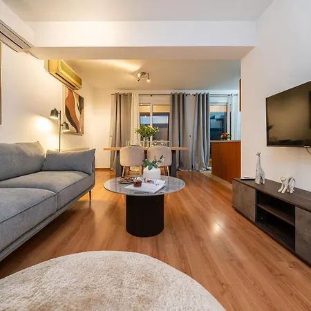 2 Bedroom Flat In Center *