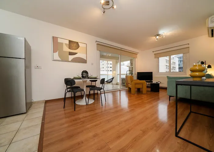 2 Bedroom Flat In Center アパート ニコシア